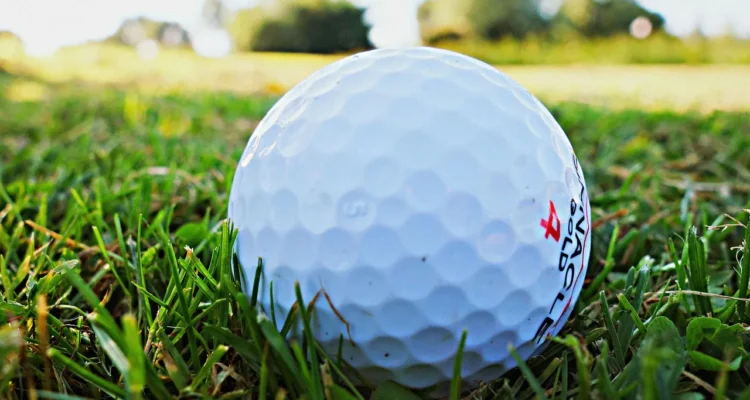 Equipamiento Esencial para Principiantes en Golf