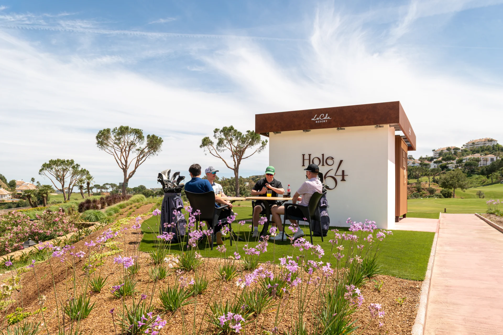 Hole 64 at La Cala Resort: new rest and refreshment hut with golfers on the Asia course