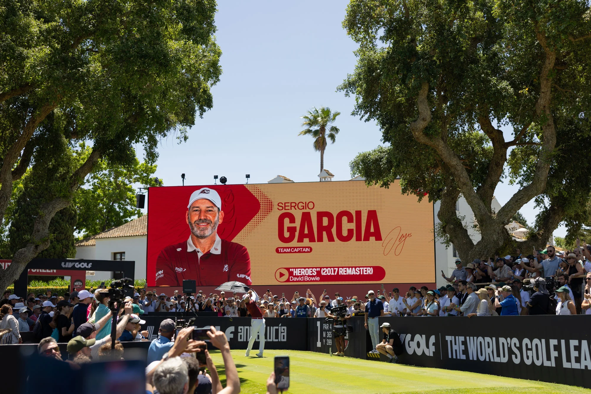 Sergio García en el tee del 1 de Valderrama durante la jornada 1 del LIV Golf Andalucía 2026 con la pantalla del torneo de fondo