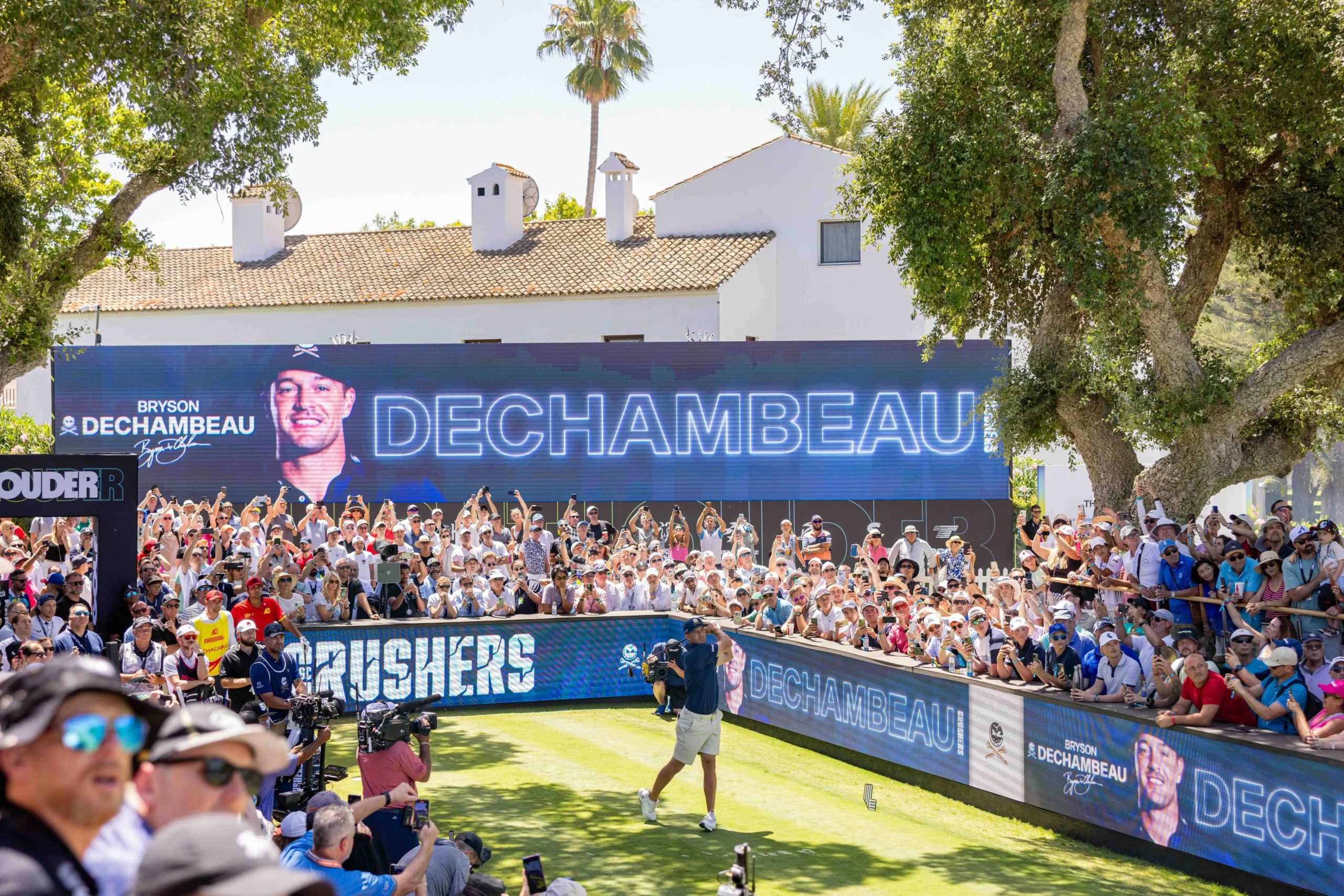Bryson DeChambeau golpea desde el tee del 1 en una jornada del LIV Golf Andalucía en Valderrama