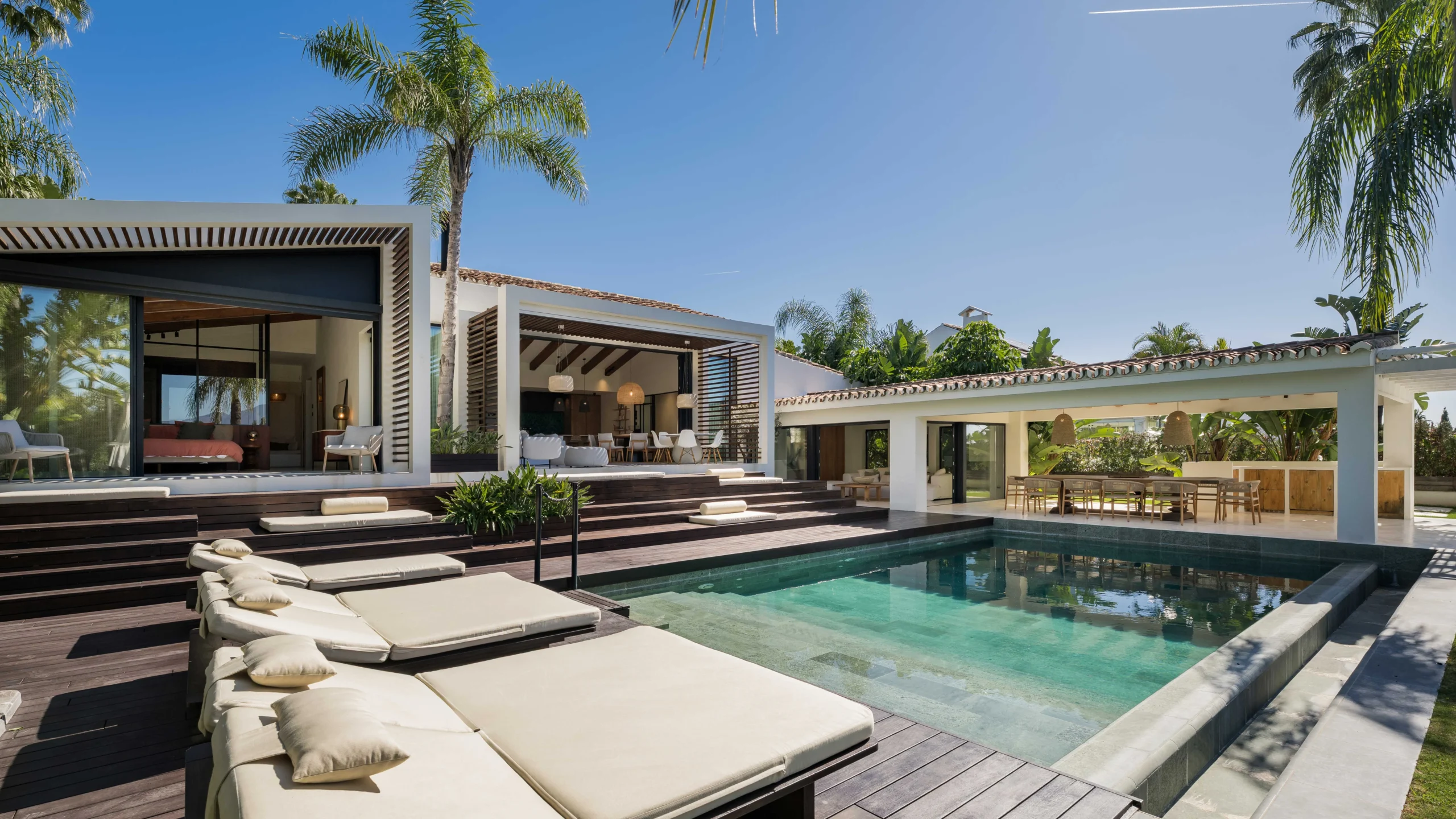 Villa de lujo con piscina y zona de chill-out en Marbella, símbolo del mercado inmobiliario de Marbella en 2026