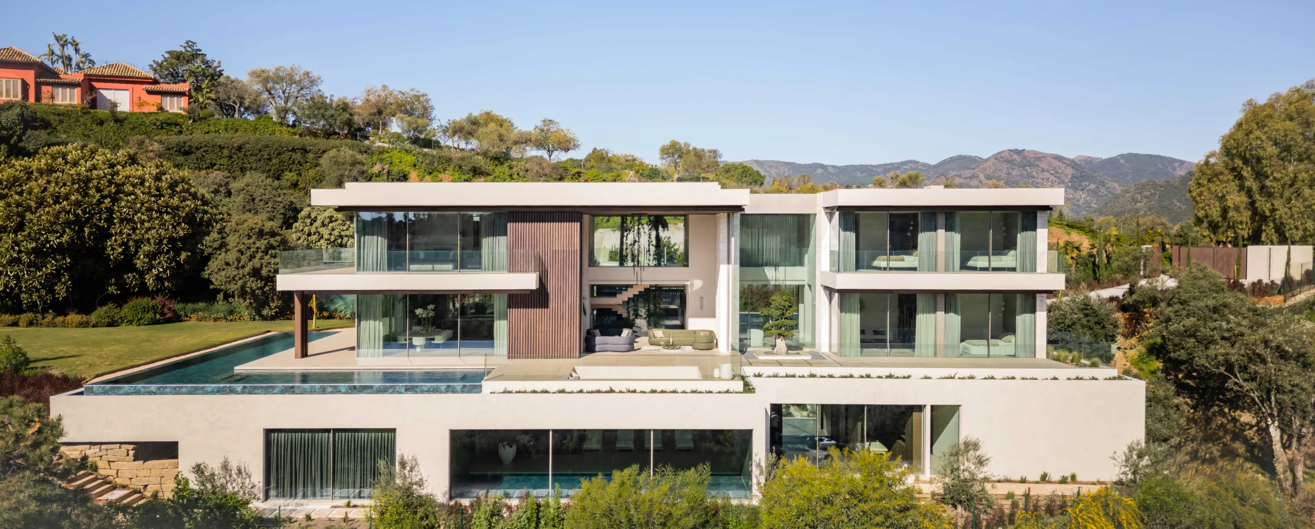Villa contemporánea de gran formato en una ladera con vistas a la sierra, ejemplo del mercado inmobiliario de Marbella en su segmento prime