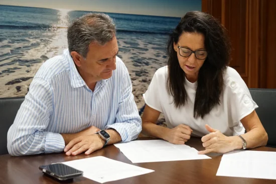 Félix Romero y Matilde Mancha revisan los proyectos de la autovía del agua en la sede de la Mancomunidad Costa del Sol Occidental