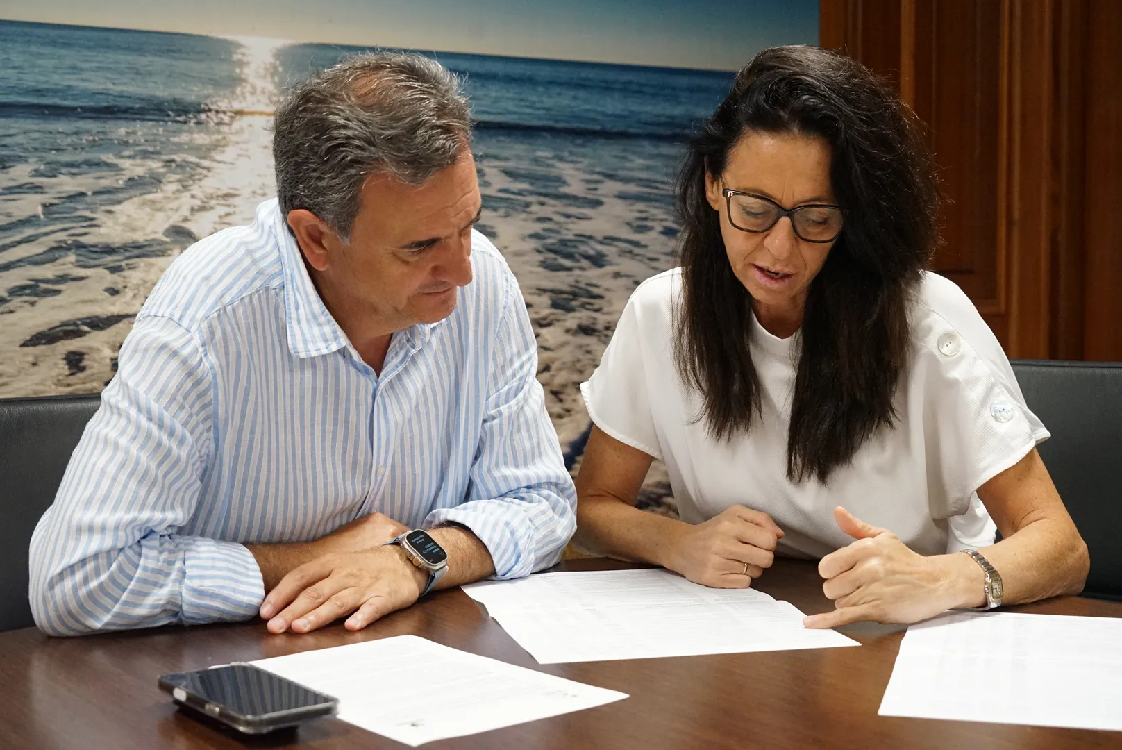 Félix Romero y Matilde Mancha revisan los proyectos de la autovía del agua en la sede de la Mancomunidad Costa del Sol Occidental