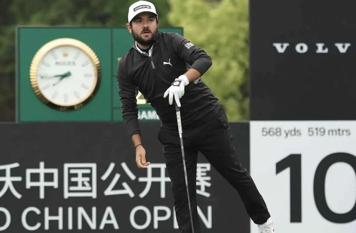 Ángel Hidalgo durante un golpe en un torneo del DP World Tour