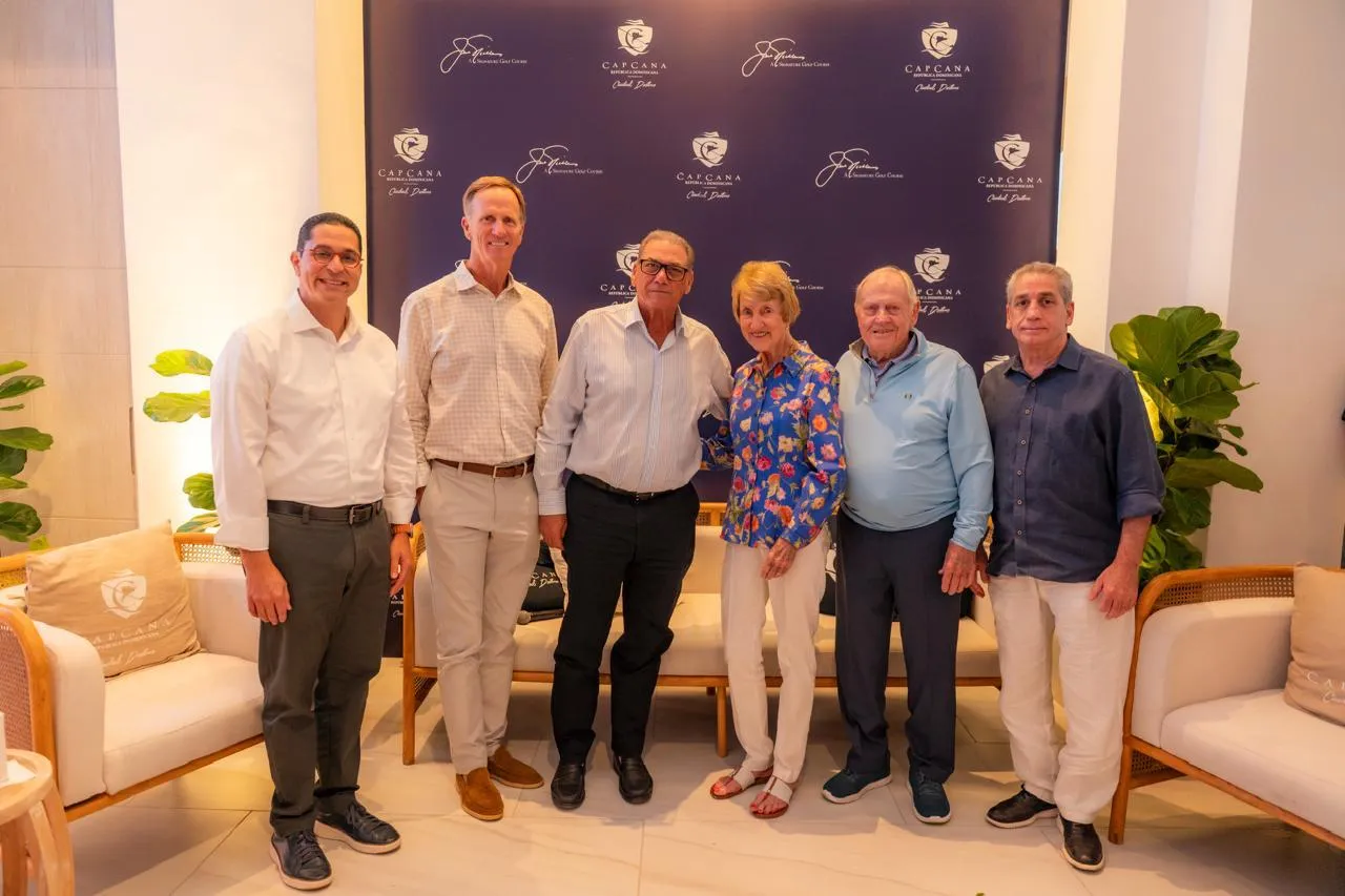 Jack Nicklaus, Barbara Nicklaus y los hermanos Hazoury durante la visita a Cap Cana, Ciudad Destino