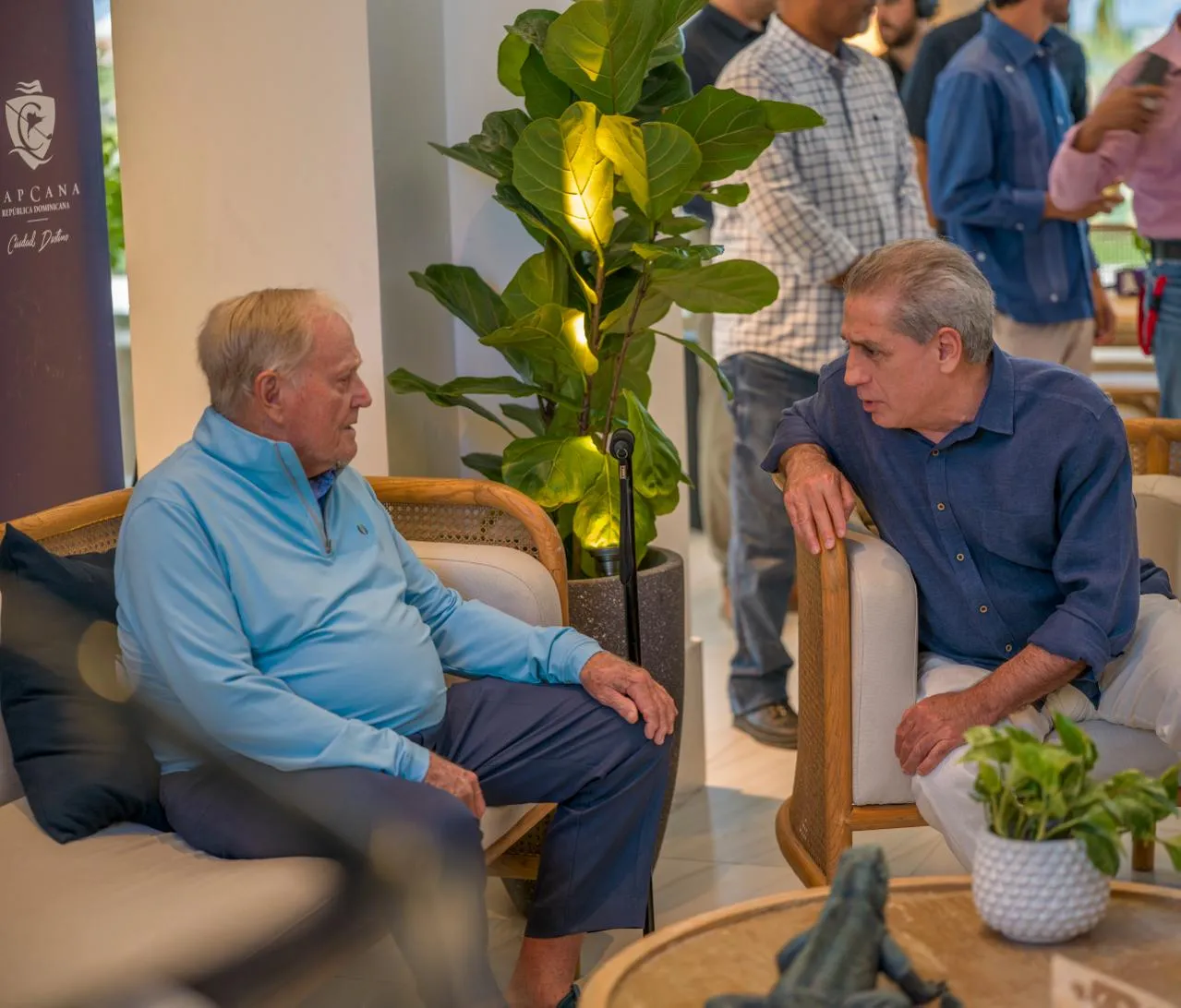 Jack Nicklaus y Fernando Hazoury conversan durante la visita a la Ciudad Destino