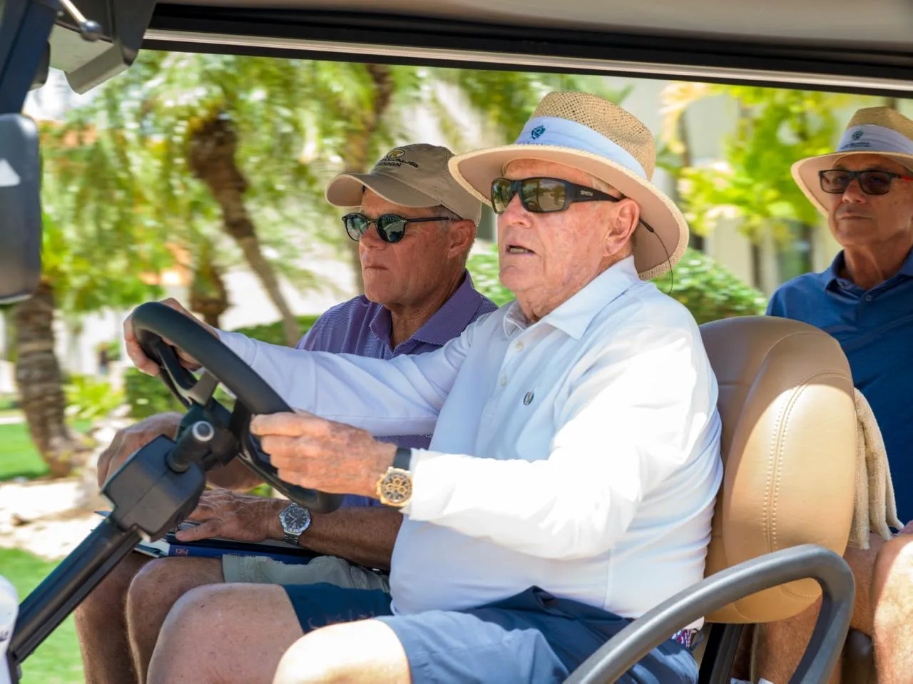 Jack Nicklaus al volante del buggy junto al equipo de Nicklaus Design