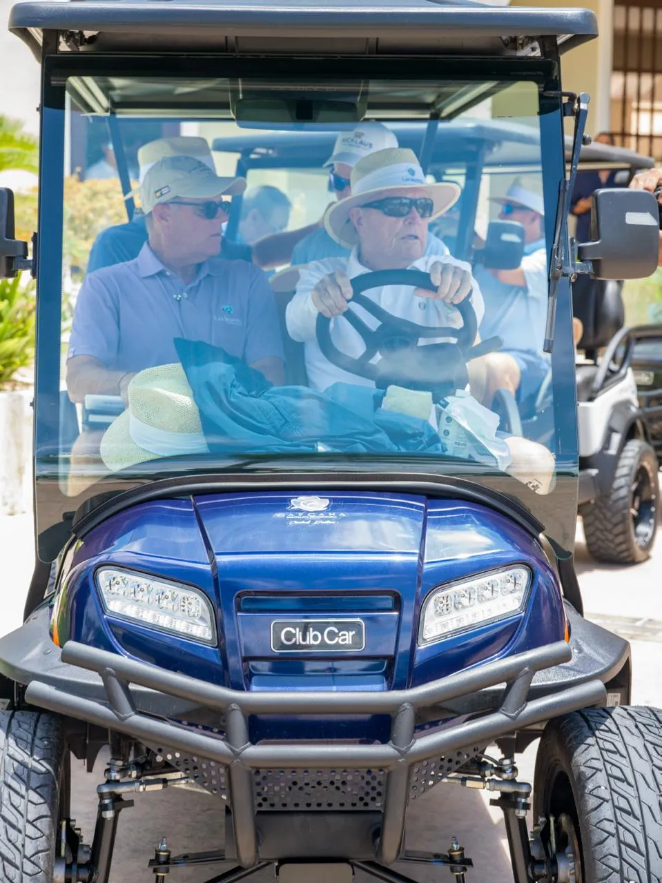 La comitiva de Nicklaus Design recorre en buggies el campo Las Iguanas