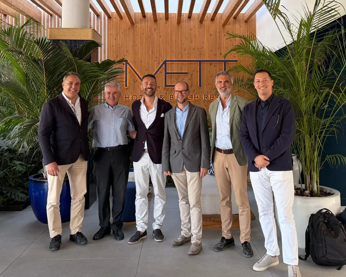 Ignacio Gómez-Escolar, vicepresidente de AEHCOS, junto a otros cinco participantes ante el rótulo de METT Hotel & Beach Resort Marbella