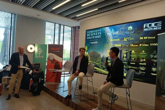 Mesa redonda del Business Golf Summit Madrid 2026 en Golf Santander, con la pantalla de patrocinadores de myGolf