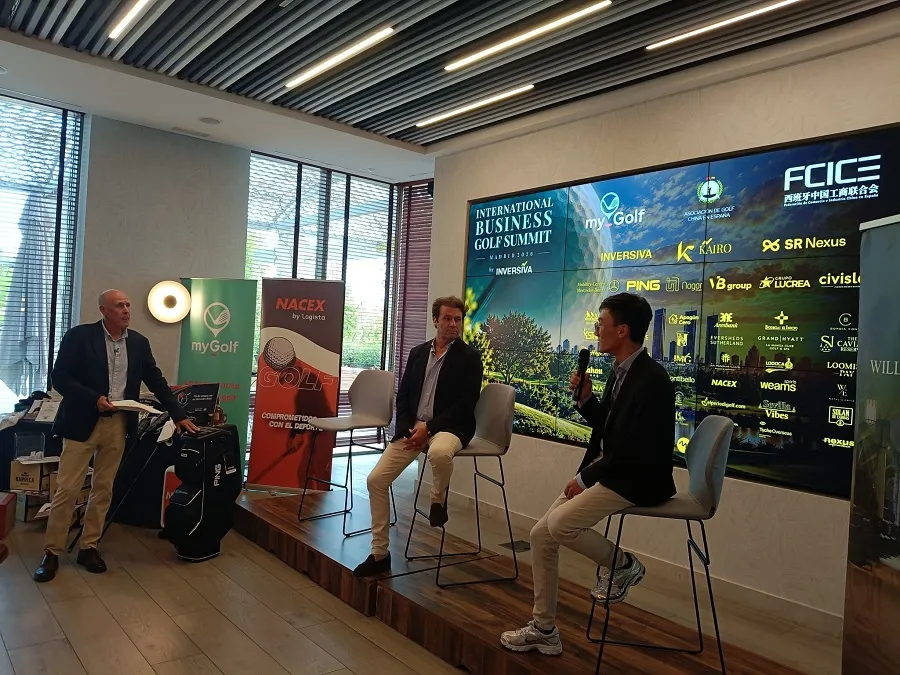 Mesa redonda del Business Golf Summit Madrid 2026 en Golf Santander, con la pantalla de patrocinadores de myGolf