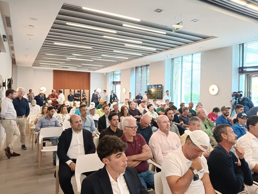 Asistentes al Business Golf Summit Madrid 2026 en el salón de Golf Santander