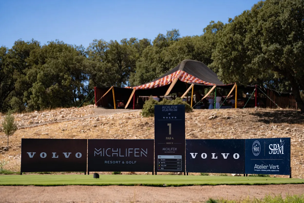 Tee del hoyo 1 del Michlifen Atlas Pro-Am 2026 con los paneles de Volvo y Michlifen Resort & Golf
