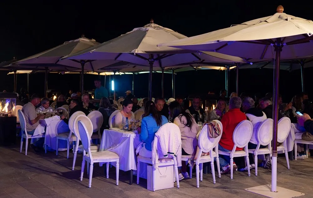 Cena en la terraza durante una de las veladas del torneo