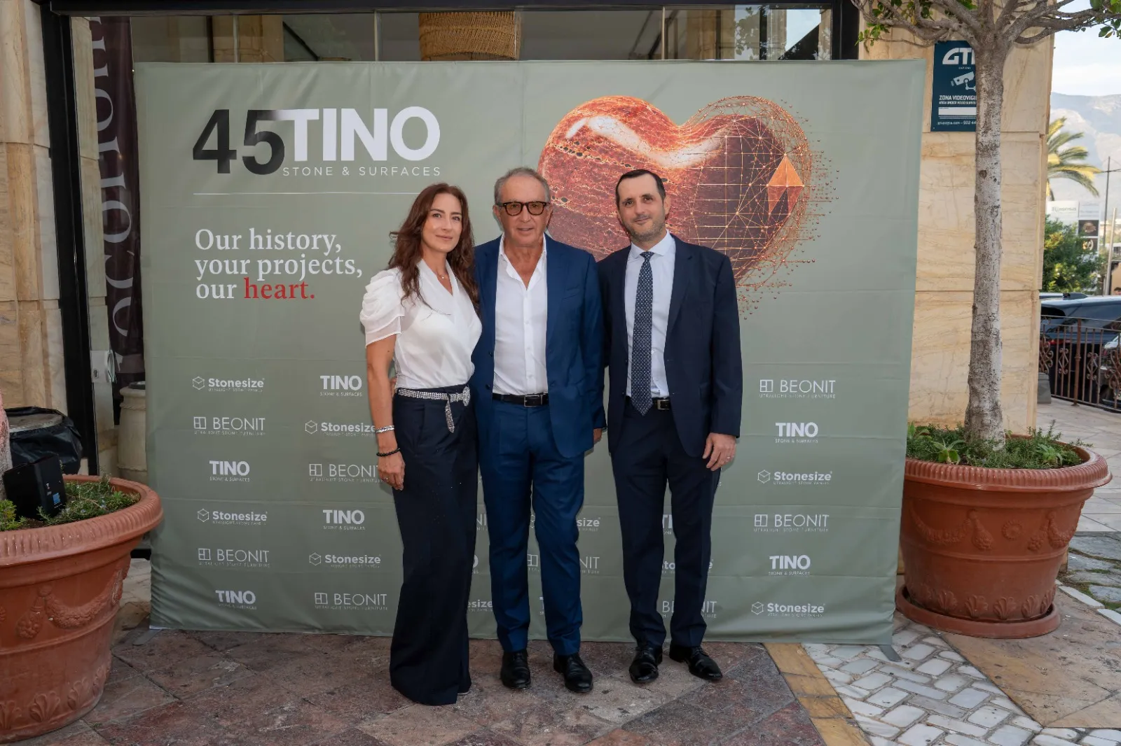 La familia Valdés Cosentino en el photocall del 45 aniversario de TINO Stone & Surface en Marbella